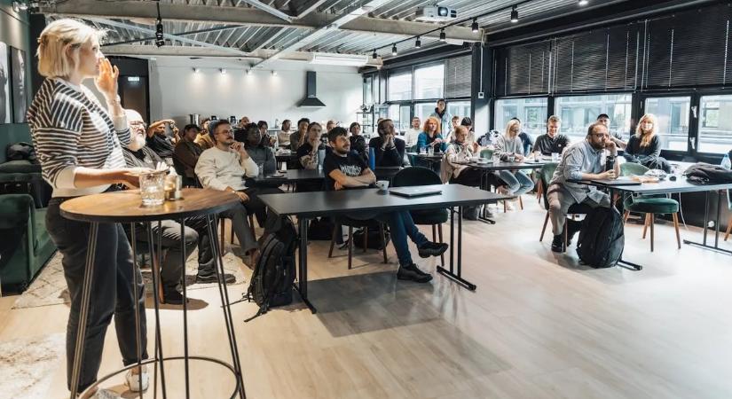 Képzés nélkül nincs jövő? Egyre több dolgozó érzi magát csapdában