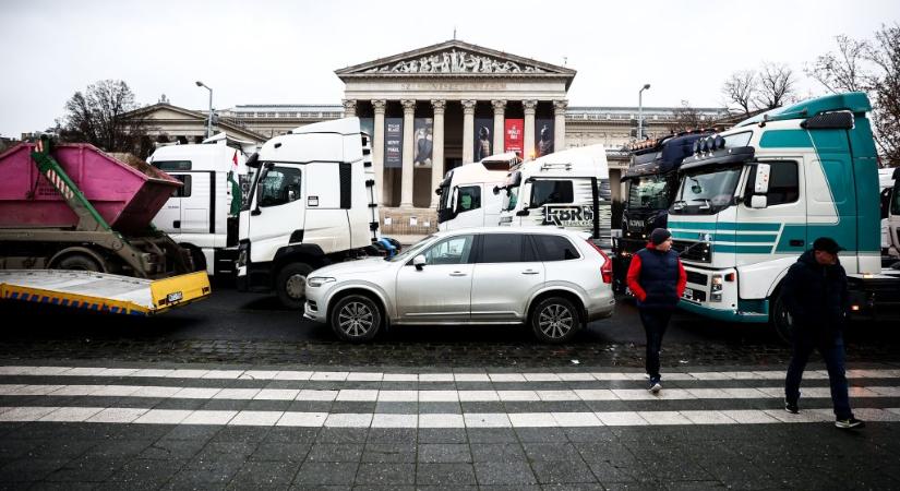 A Tisza kiáll a demonstráló fuvarosok mellett