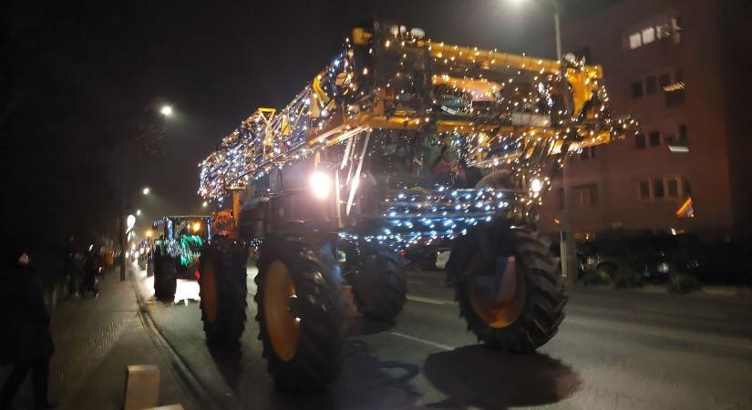 Fénytraktorok járták körbe Csorna utcáit, látványos és díszes menet volt, több száz járművel - fotók, videó