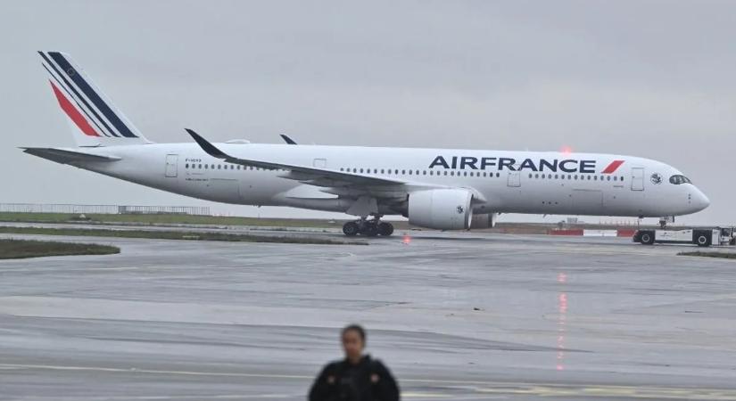 Horror a levegőben: felrobbant a hajtómű, zuhanórepülésbe kezdett egy utasszállító