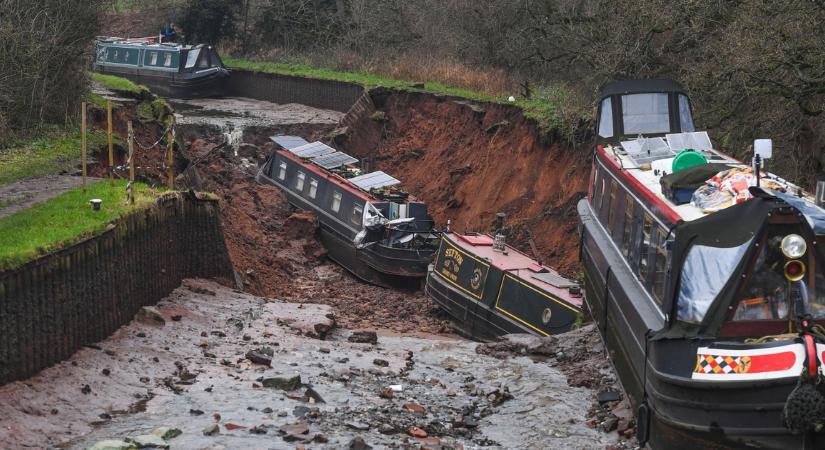 Több méter mély kráter nyelt el hajókat Angliában