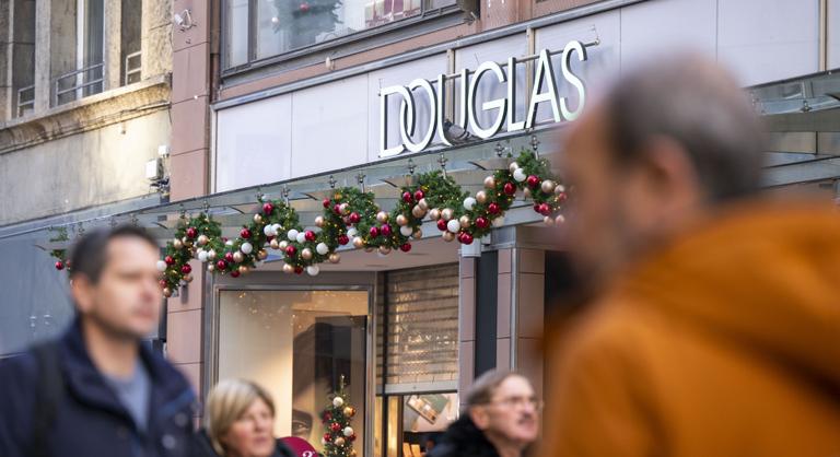 Eljárás indult a Douglas parfüméria ellen: nem valós kedvezményekkel hirdették a termékeiket