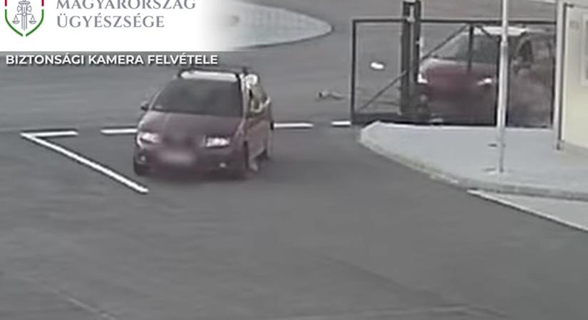 Exfeleségét akarta mindenáron elgázolni egy férfi, eszelős autós üldözés lett a vége (videó)