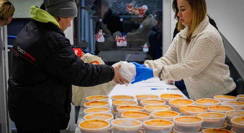 Összefogás és gondoskodás - ételosztás az ünnepek közeledtével