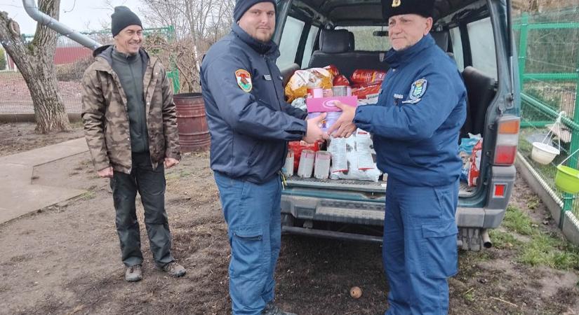 Segítő kezet nyújtottak a gazdátlan állatoknak a Békés vármegyei rendőrök