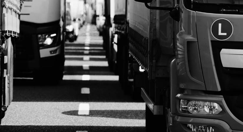 A kormány és a fuvarozók többsége megegyezett – egy kisebbség így is megbénította Budapest közlekedését