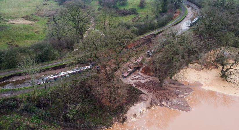 Különös katasztrófa: beomlott a part, teljesen eltűnt a víz a csatornából