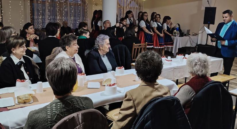 Családias, meghitt ünneplés a kistelepülésen – videóval