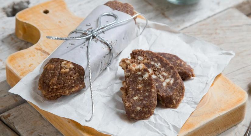 Csokoládés szalámi recept: sütés nélküli ünnepi édesség gyorsan