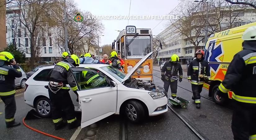 Telibe trafált a 49-es villamos egy autót a Bartók Béla úton