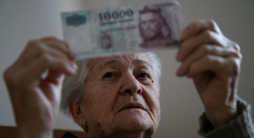 Nyugdíjasok, figyelem: fontos változás jön, 2026-ban így utalják a nyugdíjakat