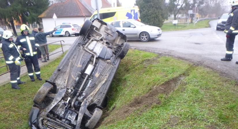 Oszlopot döntött egy autó, utána árokba csapódott – bőven akadt dolga a tűzoltóknak a hétvégén