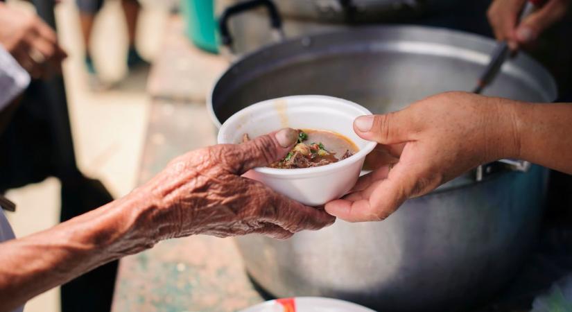 Meleg étel osztás Tatabányán, így segít a Vöröskereszt az ünnepek előtt