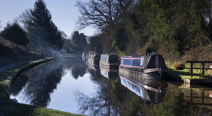 Videó: hajnalban menekültek a lakóhajókról, miután eltűnt a víz egy angliai csatornából