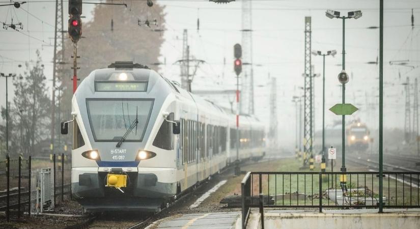 Embert gázolt az Agria Interrégió Maklárnál, az átjáróban vesztegel a vonat