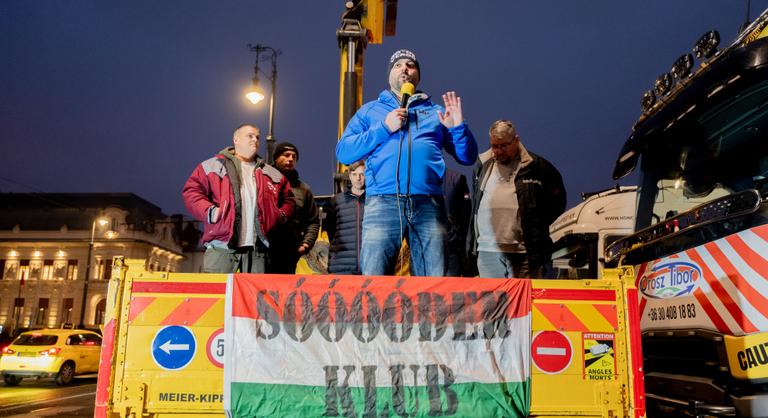 „Nem kell tőlünk hárommillió magyart megvédeni” – a Hősök terén tüntető fuvarozók várják Lázár Jánost a helyszínre