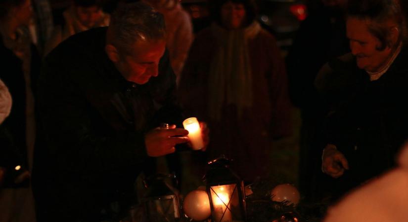 Fény, dallam és összetartozás: Advent negyedik gyertyája Vajta központjában (galéria)