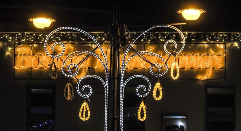 Ünnepi fényekbe borult Balatonalmádi főtere ( galéria)