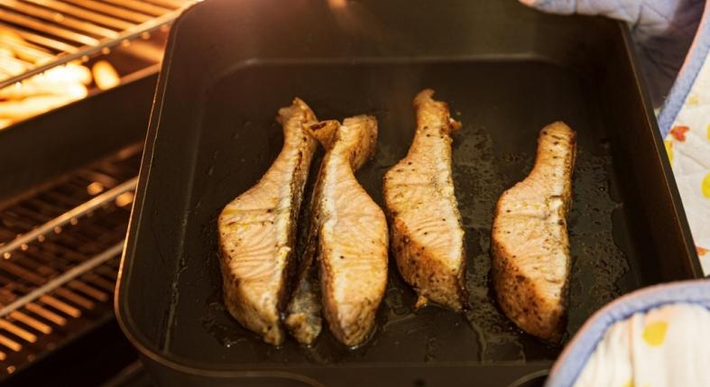 Szabad halat adni a kutyának és a macskának a karácsonyi menüből?