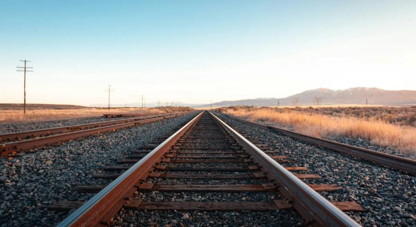 Most érkezett: gázolt a vonat Magyarországon, óriási a káosz