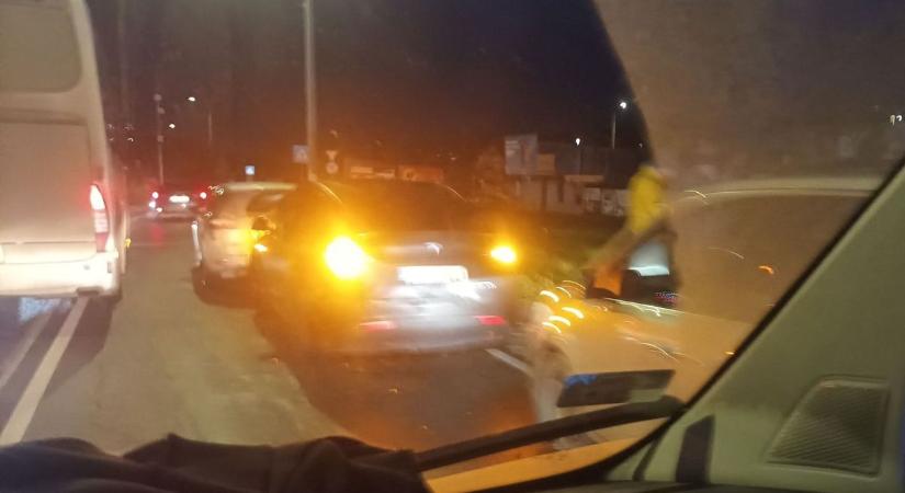 Így indul az ünnepi hét: baleset lassítja a forgalmat a patacsi körforgalomnál