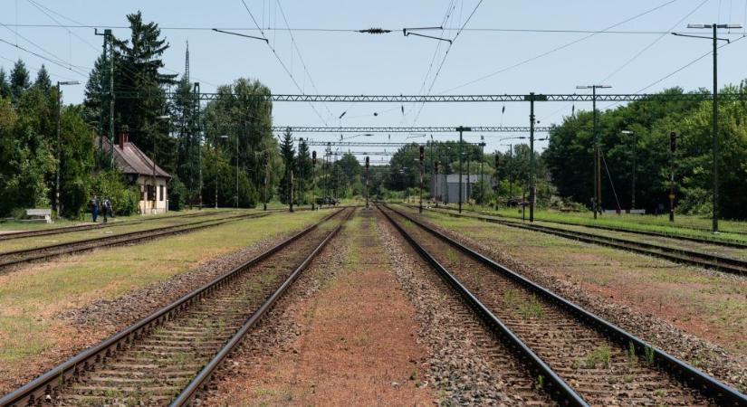 Elgázolt egy embert a vonat Füzesabonynál