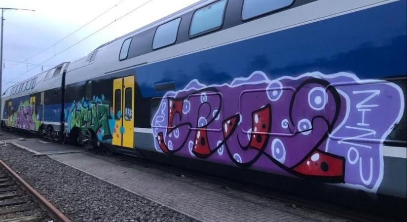 Közel kétszáz graffitis rongálás érte idén a MÁV járműveit – Bács-Kiskunt sem kerüli el a probléma