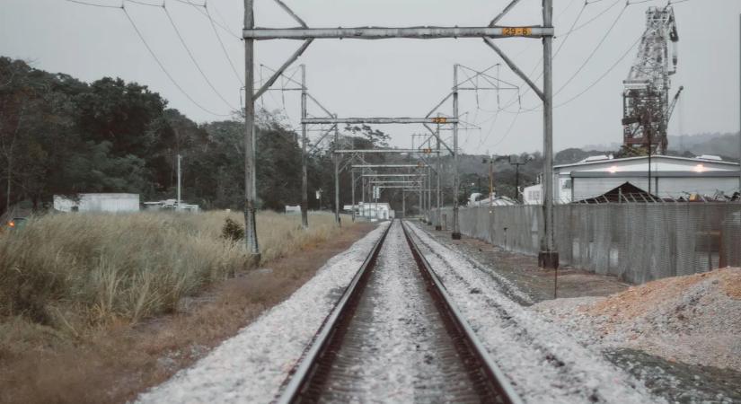 Gázolt a vonat Füzesabonynál, itt a szörnyű tragédia részletei