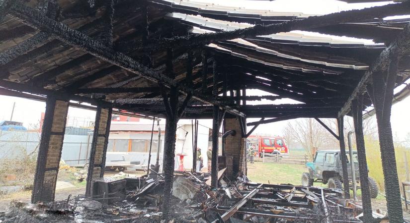 Megsemmisült egy mobilház a ceglédi Kormuth dűlőben, eltűntek a falak, a tető is beomlott – galériával