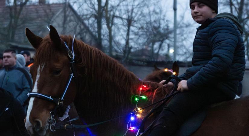 Adventi felvonulás rendhagyó módon (galéria)