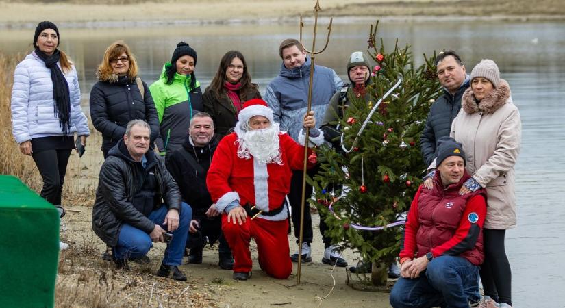 Víz alatti videón az extrém búvárkarácsony: jéghideg vízben állították a karácsonyfát fotók