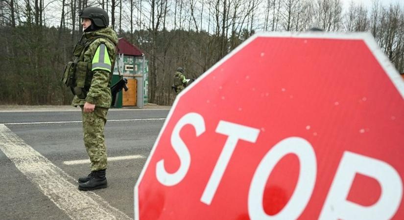 Tízezrével térnek haza az ukránok: megrohamozták a határokat