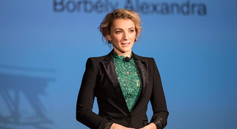 Borbély Alexandra: Milyen lehet csak egyvalamilyennek lenni?