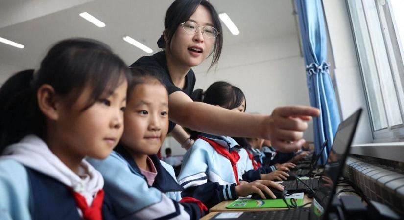 Jövőre jöhet a mesterséges intelligencia a hazai oktatásban, ami a tanárokat is tehermentesítheti – Pekingben már a dolgozatokat is MI javítja