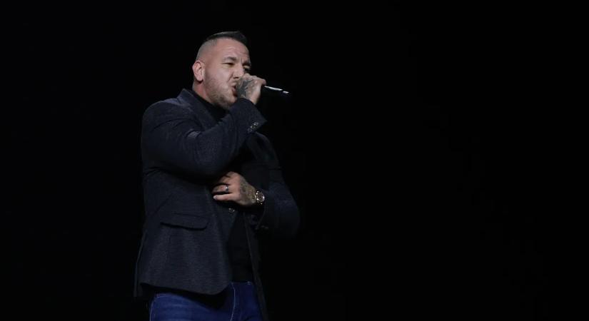 Curtis kimondta, Orbán Viktor pedig megosztotta: „Sofőrrel jöttem és józanul”