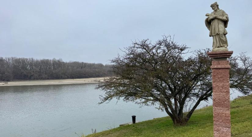 Újra a hidak és vizek védőszentje őrzi a komáromi „spicc”-et