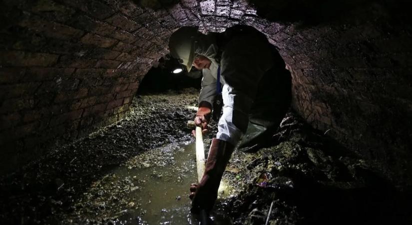 Óriási zsírhegy torlaszolja el a csatornát – gyomorforgató fotók, csak erős idegzetűeknek!