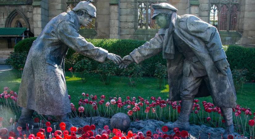 Az 1914-es karácsony megható története, amikor ünnepi énekszó váltotta fel a fegyverropogást a fronton