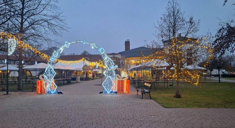 Ünnepi fényekbe öltözött Kistelek főtere, ilyen a karácsonyi hangulat a városban (galéria, videó)