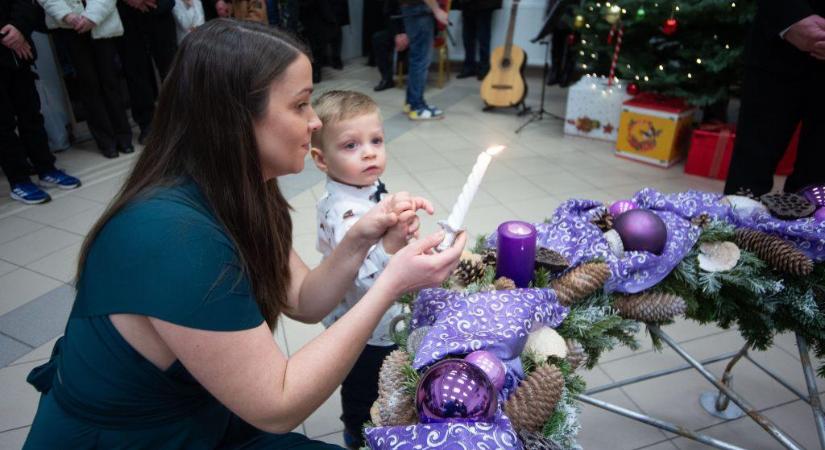 Az adventi várakozás utolsó gyertyáját, a szeretet jelképét gyújtottuk meg vasárnap