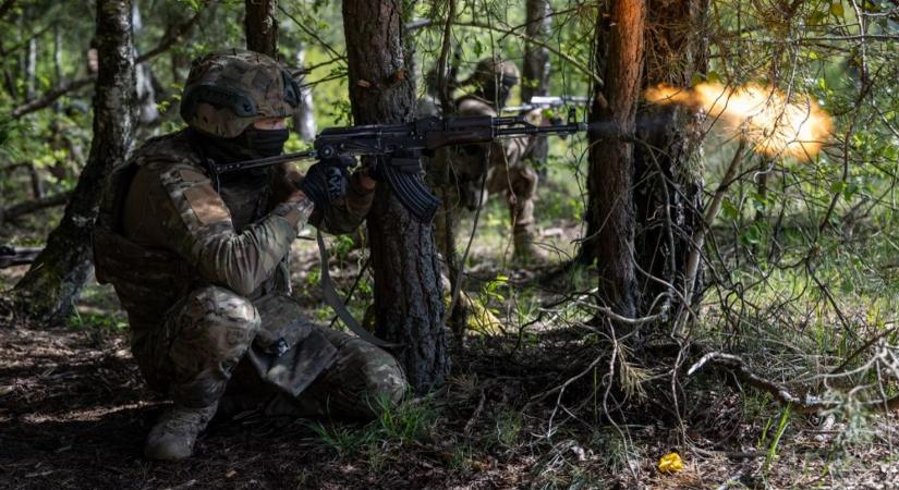 Kiszolgáltatott helyzetbe kerültek az orosz katonák: drámai felvételen mutatták be, hogy vadásszák le őket (VIDEÓ)