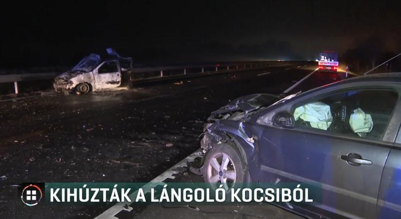 Az utolsó pillanatban húztak ki egy sofőrt egy lángoló kocsiból