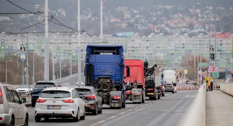 MOSZ-elnök az Indexnek: Az útdíjemelés a földeken csattan és az élelmiszerboltok polcain csapódhat le