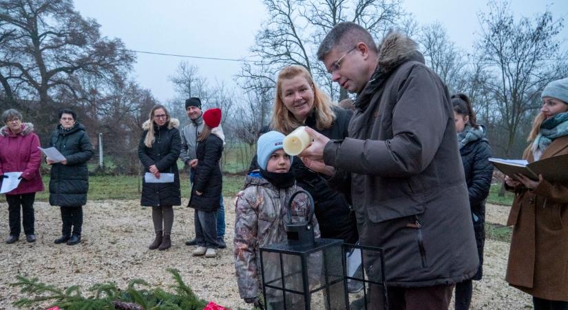 Meghitt ünnepség és gyertyagyújtás Kemenesmihályfán