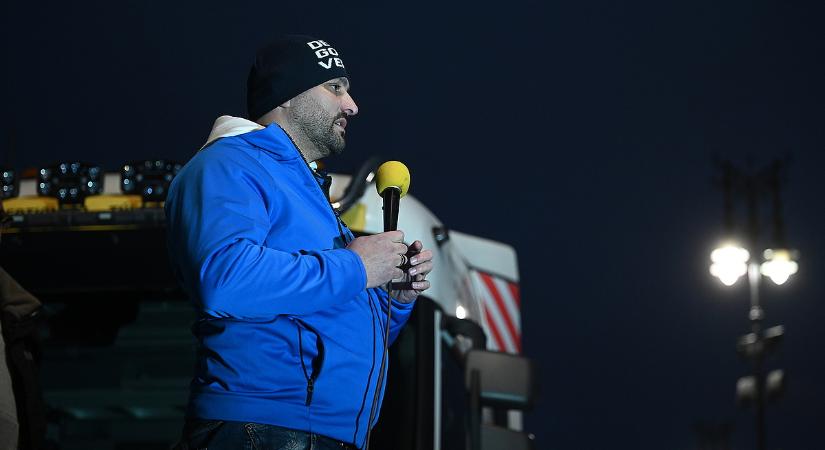 Dühöngenek a fuvarozók a Hősök terén, ahova Lázár Jánost is várják