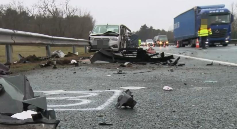 Egy kisbusz halálra gázoltak két sofőrt az M1-esen, miután egymással ütköztek, és kiszálltak a kocsikból