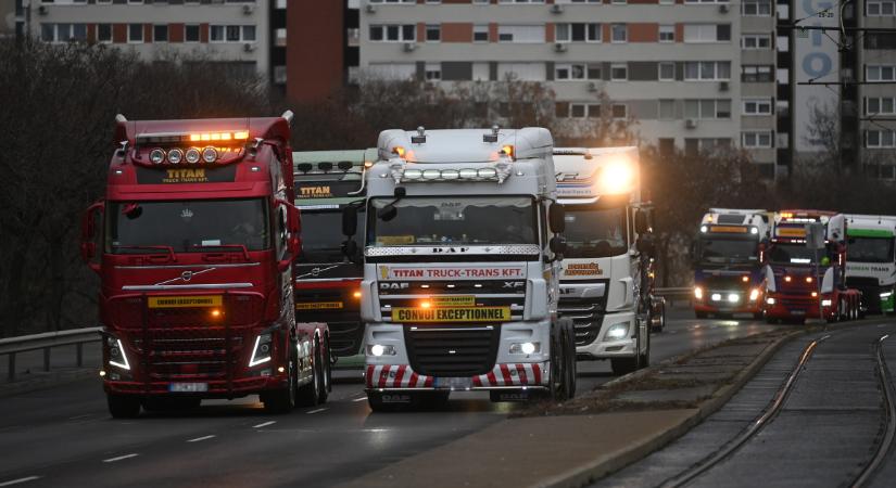 Benzinkúton éjszakáznak, holnap is tüntethetnek a kamionosok