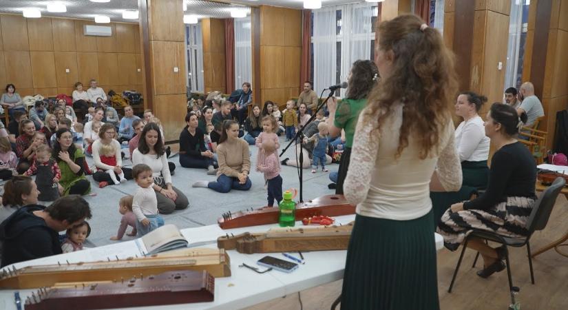 Karácsonyi Ringató koncertet tartottak a Csengeyben