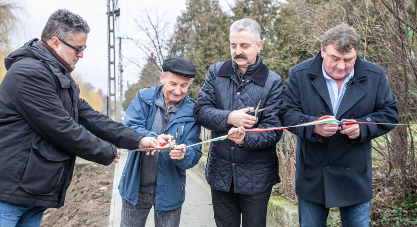 Karácsonyi ajándékot kapott a választókerület legapróbb települése (galéria)