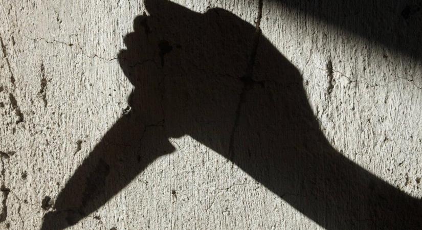 Féltékenységből szúrhatta meg kortársát a 15 éves lány a Nagymező utcában